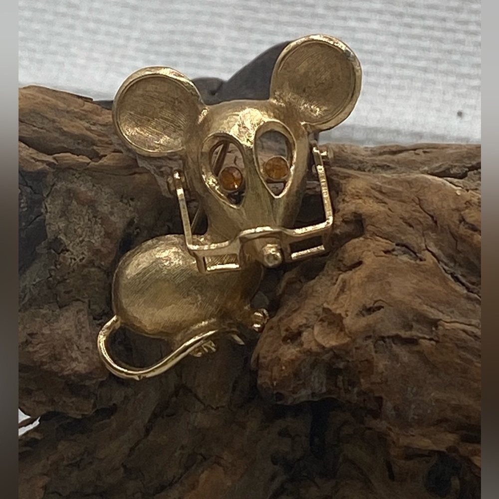 AVON mouse pin.  Movable glasses